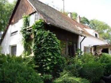 Das bewachsene Wohnhaus des Anwesens in Oberarnbach im Sommer.