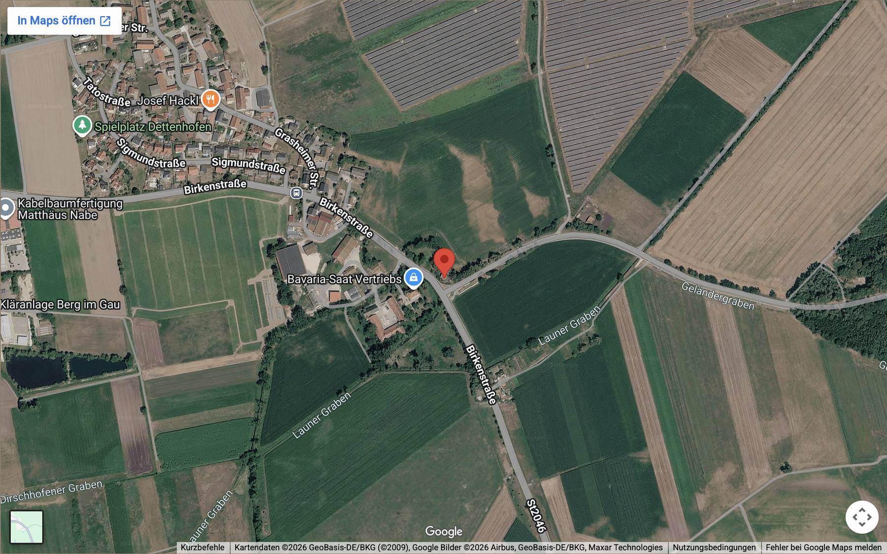 Satellitenaufnahme der Umgebung: Das Anwesen liegt am Ortsrand von Oberarnbach an der Birkenstraße, umgeben von Feldern; nordwestlich schließt Dettenhofen an. Kartenbild von Google Maps. Anklicken öffnet den Ort in Google Maps in einem neuen Fenster.